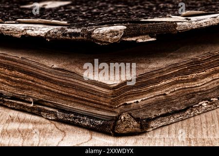 Sehr altes Buch mit Umschlag und vielen Seiten auf Holztisch liegend, datiert 1896, Nahbild Stockfoto