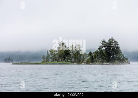 Grainau, Deutschland. August 2024. Nebelwolken ziehen über den Eibsee. Nach Angaben des Deutschen Wetterdienstes wird es auch in Südbayern am 27.08.2024 sehr bewölkt sein und erst im Laufe des Tages aufklären. Die Temperaturen erreichen etwa 23 Grad. Vermerk: Frank Hammerschmidt/dpa/Alamy Live News Stockfoto