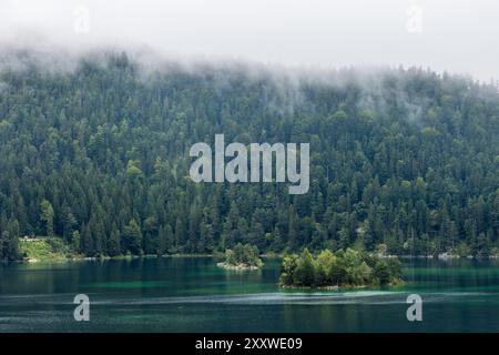 Grainau, Deutschland. August 2024. Nebelwolken ziehen über den Eibsee. Nach Angaben des Deutschen Wetterdienstes wird es auch in Südbayern am 27.08.2024 sehr bewölkt sein und erst im Laufe des Tages aufklären. Die Temperaturen erreichen etwa 23 Grad. Vermerk: Frank Hammerschmidt/dpa/Alamy Live News Stockfoto