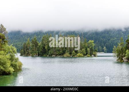 Grainau, Deutschland. August 2024. Nebelwolken ziehen über den Eibsee. Nach Angaben des Deutschen Wetterdienstes wird es auch in Südbayern am 27.08.2024 sehr bewölkt sein und erst im Laufe des Tages aufklären. Die Temperaturen erreichen etwa 23 Grad. Vermerk: Frank Hammerschmidt/dpa/Alamy Live News Stockfoto