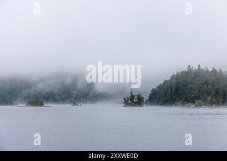 Grainau, Deutschland. August 2024. Nebelwolken ziehen über den Eibsee. Nach Angaben des Deutschen Wetterdienstes wird es auch in Südbayern am 27.08.2024 sehr bewölkt sein und erst im Laufe des Tages aufklären. Die Temperaturen erreichen etwa 23 Grad. Vermerk: Frank Hammerschmidt/dpa/Alamy Live News Stockfoto