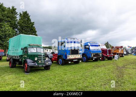 Klassische restaurierte Oldtimer bei der Royal Bath and West Show, Shepton Mallet, Somerset, England, Großbritannien Stockfoto