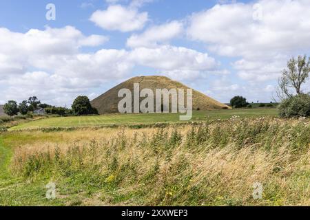 Blick auf Silbury Hill, Avebury, Wiltshire, England, Großbritannien Stockfoto