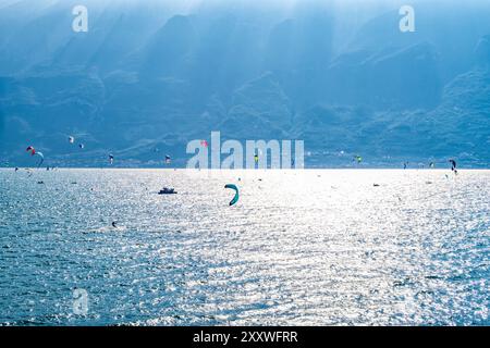 Kitesurf-Szene am Gardasee Stockfoto