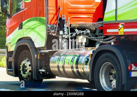 Nahaufnahme eines Lkw, der für die Verwendung von Erdgas und LNG-Gas ausgerüstet ist Stockfoto