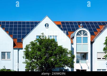 Modernes Gebäude mit installierten Sonnenkollektoren auf dem Dach. Alternative Energiequelle Stockfoto