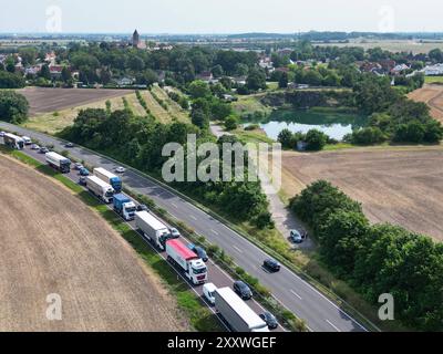 31.07.2024 Sachsen-Anhalt Sachsen Anhalt Saalekreis Saalkreis Foto : Stau auf der B100 B 100 in Richtung Halle durch eine Vollsperrung der A9 wegen Bauarbeiten zwischen Halle und Großkugel Verkehr Fahrzeugverkehr Verkehr Stau Verkehrsstau Luftbild Luftaufnahme Ansicht Ortsansicht *** 31 07 2024 Sachsen Anhalt Sachsen Anhalt Saalekreis Saalkreis Foto Stau auf der B100 B 100 in Richtung Halle aufgrund einer vollständigen Schließung der A9 aufgrund von Bauarbeiten zwischen Halle und Großkugel Verkehrsstau Verkehrsstau Verkehrsstau Verkehrsstau Verkehrsstau Verkehrsstau Verkehrsstau Verkehrsstau Verkehrsstau Ansicht Stockfoto