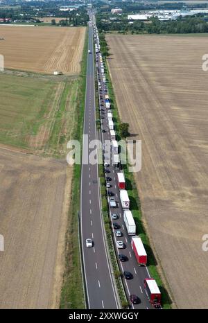 31.07.2024 Sachsen-Anhalt Sachsen Anhalt Saalekreis Saalkreis Foto : Stau auf der B100 B 100 in Richtung Halle durch eine Vollsperrung der A9 wegen Bauarbeiten zwischen Halle und Großkugel Verkehr Fahrzeugverkehr Verkehr Stau Verkehrsstau Luftbild Luftaufnahme Ansicht Ortsansicht *** 31 07 2024 Sachsen Anhalt Sachsen Anhalt Saalekreis Saalkreis Foto Stau auf der B100 B 100 in Richtung Halle aufgrund einer vollständigen Schließung der A9 aufgrund von Bauarbeiten zwischen Halle und Großkugel Verkehrsstau Verkehrsstau Verkehrsstau Verkehrsstau Verkehrsstau Verkehrsstau Verkehrsstau Verkehrsstau Verkehrsstau Ansicht Stockfoto