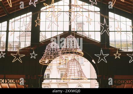 Weihnachtsbeleuchtung Glocken und beginnen Sie am alten Marktplatz Montreux, Schweiz Stockfoto