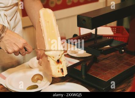 Alte alte Art, Raclette zu kochen, traditionelle schweizer Käseplatte Stockfoto