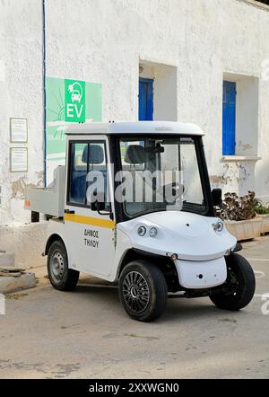 Solarbetriebenes Elektrofahrzeug, Ladestation, Livadia, Teil der Just Go Zero Tilos Initiative, Tilos, Dodekanesische Inseln, Griechenland. Stockfoto