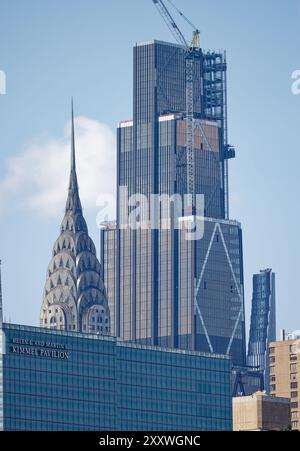 Diamantförmige Spangen und fünf vertikale Platten markieren die 270 Park Avenue, das neue Hauptquartier von J. P. Morgan Chase in Midtown East. Stockfoto