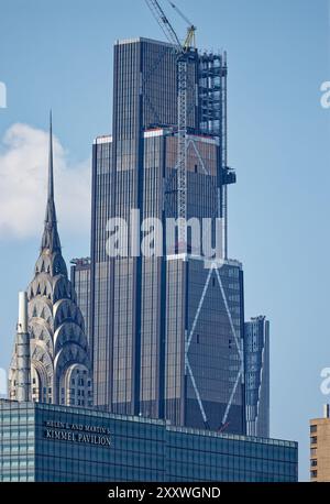 Diamantförmige Spangen und fünf vertikale Platten markieren die 270 Park Avenue, das neue Hauptquartier von J. P. Morgan Chase in Midtown East. Stockfoto