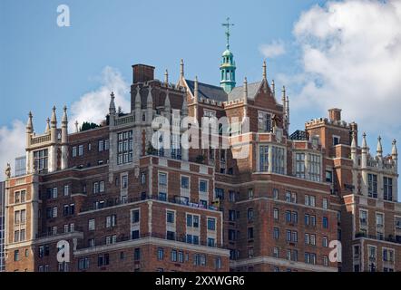 Der Windsor Tower ist das südlichste Gebäude von Fred F. French’s Tudor City, einem bedeutenden Wohnbaugebiet neben den Vereinten Nationen. Stockfoto