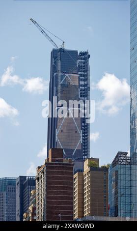 Diamantförmige Spangen und fünf vertikale Platten markieren die 270 Park Avenue, das neue Hauptquartier von J. P. Morgan Chase in Midtown East. Stockfoto