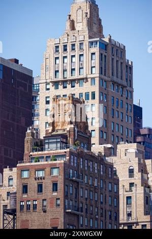 Campanile, eine luxuriöse Wohnkooperative in der 450 East 52nd Street, mit Blick auf den East River im Midtown East von Manhattan. Stockfoto