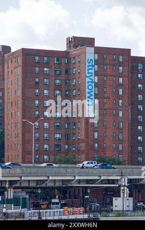 Stytown-Banner über dem erhöhten FDR Drive am östlichen Rand des Stuyvesant Town-Peter Cooper Village, einer der größten privaten Wohngemeinden von New York City. Stockfoto