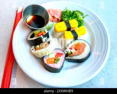 Köstliches japanisches Sushi für eine Mahlzeit ein attraktives und appetitliches Abendessen Stockfoto