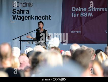 Jena, Deutschland. August 2024. Sahra Wagenknecht, Bundesvorsitzende der Sahra Wagenknecht Alliance (BSW), spricht bei einer Wahlkampagne. Die Landtagswahl in Thüringen findet am 1. September 2024 statt. Quelle: Hannes P. Albert/dpa/Alamy Live News Stockfoto