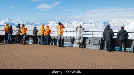 Hanusse Bay, Antarktis - 14. Januar 2024: Kreuzfahrtpassagiere des Seabourn-Expeditionsschiffs genießen die wunderschönen schneebedeckten Berge in der Antarktis. Stockfoto