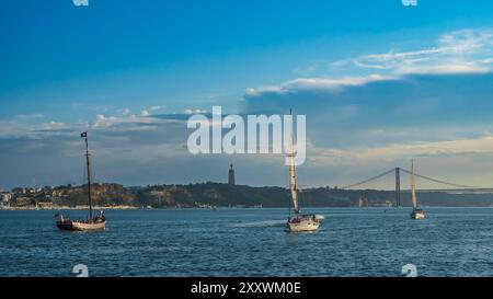 Fluss Tejo und Christusstatue, Lissabon, Portugal. Stockfoto