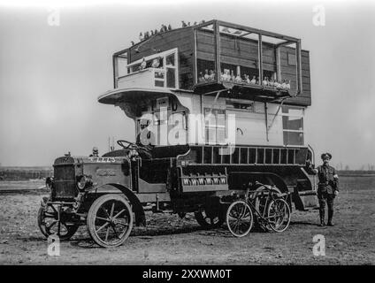 B-Bus, umgebaut in mobiles Taubenloft / Taubenholz mit Trägertauben, die von der britischen Signalgesellschaft aus dem Ersten Weltkrieg für die Kommunikation verwendet wurden Stockfoto