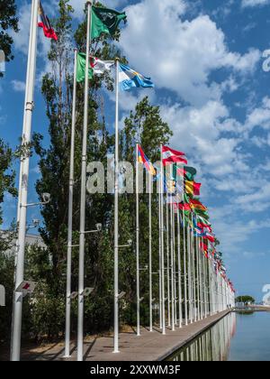 Flaggen der Nationen, die an der Expo 98, Parque das Nacoes, Lissabon, Portugal, teilnehmen. Stockfoto