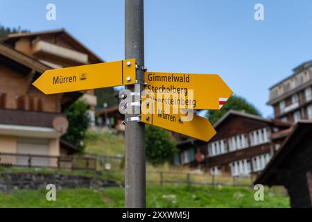 Verschiedene Richtungsschilder zu Wanderwegen in Murren und Gimmelwald Schweiz Stockfoto