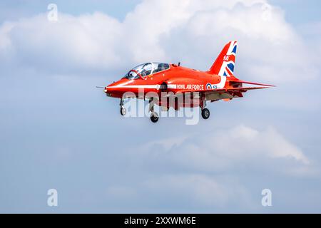 Royal Air Force - Red Arrow BAE Systems Hawk T.1A kommt bei der RAF Fairford an, um bei der Royal International Air Tattoo 2024 aufzutreten. Stockfoto