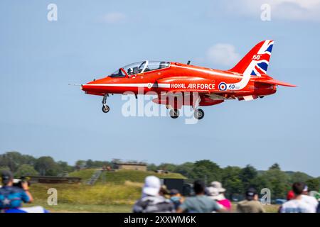 Royal Air Force - Red Arrow BAE Systems Hawk T.1A kommt bei der RAF Fairford an, um bei der Royal International Air Tattoo 2024 aufzutreten. Stockfoto