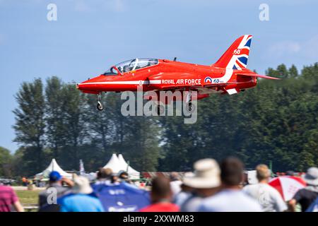 Royal Air Force - Red Arrow BAE Systems Hawk T.1A kommt bei der RAF Fairford an, um bei der Royal International Air Tattoo 2024 aufzutreten. Stockfoto