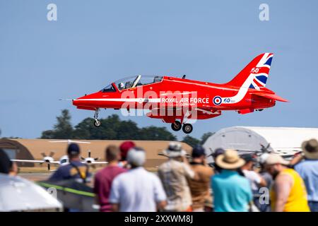 Royal Air Force - Red Arrow BAE Systems Hawk T.1A kommt bei der RAF Fairford an, um bei der Royal International Air Tattoo 2024 aufzutreten. Stockfoto