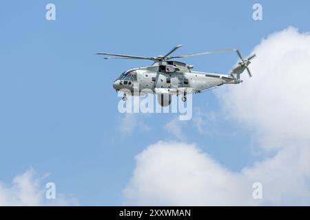 Royal Navy - Leonardo Merlin HM.2, Ankunft bei der RAF Fairford, um an der statischen Ausstellung des RIAT 2024 teilzunehmen. Stockfoto