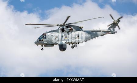 Royal Navy - Leonardo Merlin HM.2, Ankunft bei der RAF Fairford, um an der statischen Ausstellung des RIAT 2024 teilzunehmen. Stockfoto