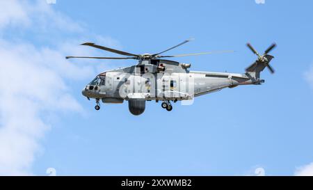 Royal Navy - Leonardo Merlin HM.2, Ankunft bei der RAF Fairford, um an der statischen Ausstellung des RIAT 2024 teilzunehmen. Stockfoto