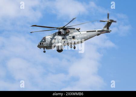 Royal Navy - Leonardo Merlin HM.2, Ankunft bei der RAF Fairford, um an der statischen Ausstellung des RIAT 2024 teilzunehmen. Stockfoto