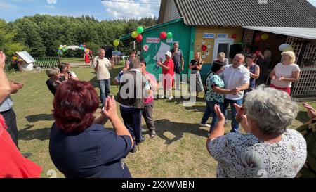 Zenevichi, Weißrussland - 5. Juli 2023: Urlaub im belarussischen Dorf. Leute tanzen an der frischen Luft. Stockfoto