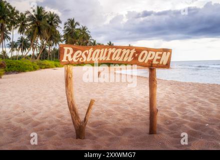 Tropical Beach Restaurant Schild, das anzeigt, dass es geöffnet ist Stockfoto