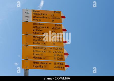 Verschiedene Wanderwege, die auf dem Gipfel des Pilatus stehen, Schilder, die auf verschiedene Wegbeschreibungen und Zeiten hinweisen. Schweiz Stockfoto