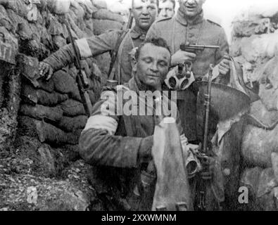 Deutsche Raider aus dem Ersten Weltkrieg mit weißen Armbändern zur Anerkennung bei Hand-zu-Hand-Kämpfen im Grabenkrieg, bewaffnet mit Pistolen während des Ersten Weltkriegs, Flandern Stockfoto