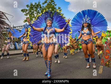 London, Großbritannien. August 2024. Die Teilnehmer der London School of Samba bereiten sich zu Beginn der Prozession vor. Am Montag findet der Karnevalszug von MAS-Bands, Schlagzeugern und karibischen und südamerikanischen Salsa-, Samba- und Soca-Gruppen statt. Am zweiten von zwei Tagen des Karnevalsfestes in Notting Hill feiern die Nachtschwärmer das Wochenende der Bank Holiday, an den Soundsystemen, an den Ständen und an den Veranstaltungsorten entlang der Karnevalsroute. Quelle: Imageplotter/Alamy Live News Stockfoto