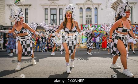 London, Großbritannien. August 2024. Teilnehmer der Paraiso School of Samba, einer der größten Gruppen mit fast 200 Künstlern und Musikern, tanzen, trommeln und posieren einen Sturm entlang der Route. Am Montag findet der Karnevalszug von MAS-Bands, Schlagzeugern und karibischen und südamerikanischen Salsa-, Samba- und Soca-Gruppen statt. Am zweiten von zwei Tagen des Karnevalsfestes in Notting Hill feiern die Nachtschwärmer das Wochenende der Bank Holiday, an den Soundsystemen, an den Ständen und an den Veranstaltungsorten entlang der Karnevalsroute. Quelle: Imageplotter/Alamy Live News Stockfoto