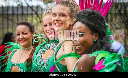 London, Großbritannien. August 2024. Teilnehmer der Paraiso School of Samba, einer der größten Gruppen mit fast 200 Künstlern und Musikern, tanzen, trommeln und posieren einen Sturm entlang der Route. Am Montag findet der Karnevalszug von MAS-Bands, Schlagzeugern und karibischen und südamerikanischen Salsa-, Samba- und Soca-Gruppen statt. Am zweiten von zwei Tagen des Karnevalsfestes in Notting Hill feiern die Nachtschwärmer das Wochenende der Bank Holiday, an den Soundsystemen, an den Ständen und an den Veranstaltungsorten entlang der Karnevalsroute. Quelle: Imageplotter/Alamy Live News Stockfoto