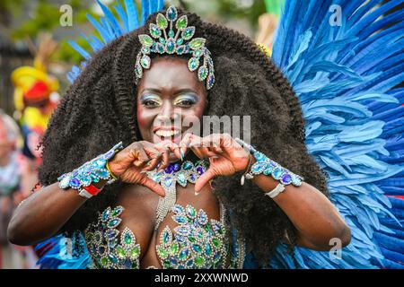 London, Großbritannien. August 2024. Teilnehmer der Paraiso School of Samba, einer der größten Gruppen mit fast 200 Künstlern und Musikern, tanzen, trommeln und posieren einen Sturm entlang der Route. Am Montag findet der Karnevalszug von MAS-Bands, Schlagzeugern und karibischen und südamerikanischen Salsa-, Samba- und Soca-Gruppen statt. Am zweiten von zwei Tagen des Karnevalsfestes in Notting Hill feiern die Nachtschwärmer das Wochenende der Bank Holiday, an den Soundsystemen, an den Ständen und an den Veranstaltungsorten entlang der Karnevalsroute. Quelle: Imageplotter/Alamy Live News Stockfoto