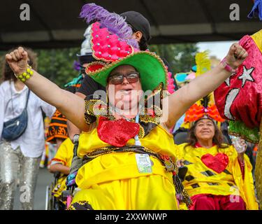 London, UK, 26. August 2024. Paraiso sind inklusive und bieten eine Gruppe von Personen mit Rollstühlen und verschiedenen Behinderungen, die am Spaß teilnehmen. Teilnehmer der Paraiso School of Samba, einer der größten Gruppen mit fast 200 Künstlern und Musikern, tanzen, trommeln und posieren einen Sturm entlang der Route. Am Montag findet der Karnevalszug von MAS-Bands, Schlagzeugern und karibischen und südamerikanischen Salsa-, Samba- und Soca-Gruppen statt. Nachtschwärmer feiern das Feiertagswochenende und nehmen an Soundsystemen, Ständen und Veranstaltungsorten Teil oder beobachten entlang der Karnevalstrecke Stockfoto