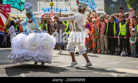 London, Großbritannien. August 2024. Teilnehmer der Paraiso School of Samba, einer der größten Gruppen mit fast 200 Künstlern und Musikern, tanzen, trommeln und posieren einen Sturm entlang der Route. Am Montag findet der Karnevalszug von MAS-Bands, Schlagzeugern und karibischen und südamerikanischen Salsa-, Samba- und Soca-Gruppen statt. Am zweiten von zwei Tagen des Karnevalsfestes in Notting Hill feiern die Nachtschwärmer das Wochenende der Bank Holiday, an den Soundsystemen, an den Ständen und an den Veranstaltungsorten entlang der Karnevalsroute. Quelle: Imageplotter/Alamy Live News Stockfoto