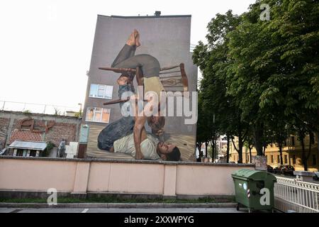 Zagreb, Kroatien. August 2024. Wandbild einfache Akrobatik des serbischen Künstlers ArtEZ ist als Teil des künstlerischen Projekts Around in der Ilica Street in Zagreb, Kroatien am 26. August 2024 abgebildet. Josip Regovic/PIXSELL Credit: Pixsell/Alamy Live News Stockfoto