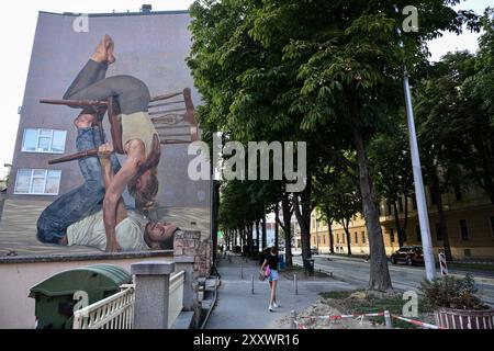 Zagreb, Kroatien. August 2024. Wandbild einfache Akrobatik des serbischen Künstlers ArtEZ ist als Teil des künstlerischen Projekts Around in der Ilica Street in Zagreb, Kroatien am 26. August 2024 abgebildet. Josip Regovic/PIXSELL Credit: Pixsell/Alamy Live News Stockfoto