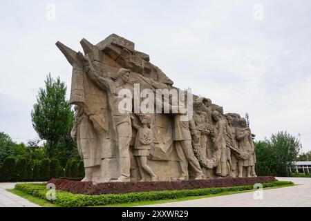 Russland, Wolgograd - 01. Juni 2024: Das Hochrelief Gedächtnis der Generationen ist das zentrale Element der Komposition des Eingangsplatzes auf Mamaev Ku Stockfoto