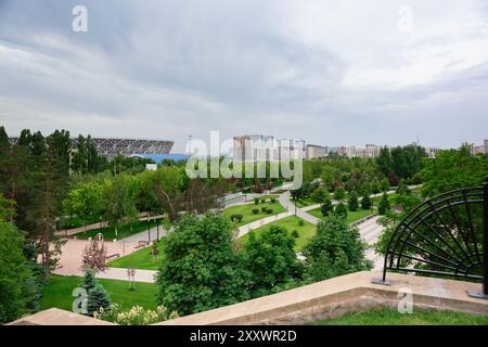 Russland, Wolgograd - 01. Juni 2024: Blick auf die Stadt und den Siegespark am Fuße von Mamaev Kurgan an der Wolga Stockfoto